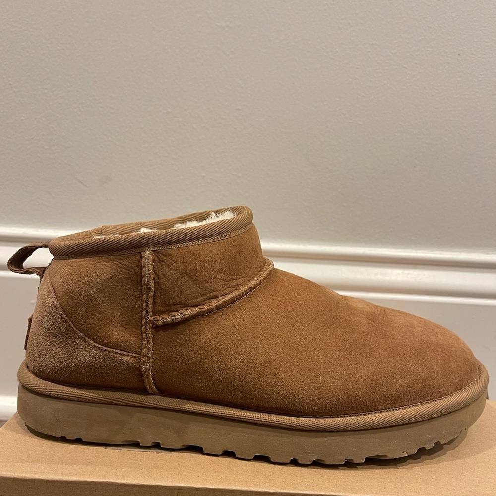 UGG Mini Boot Women’s Size 7 ✨